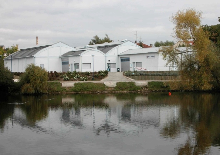 Vue du site depuis la rive gauche de la Vienne.