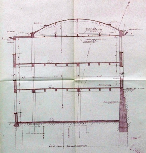 Coupe des ateliers construits en 1951 en alignement de l'avenue du Maréchal-de-Lattre-de-Tassigny : 'Etablissements Legrand - Construction d'un bâtiment rue de Lyon - Coupe'.