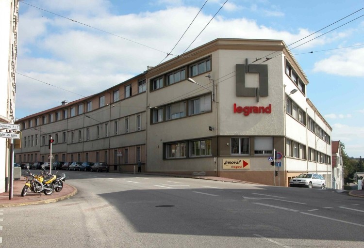 L'usine Legrand à l'intersection de la rue du Mas-Rome et de l'avenue du Maréchal-de-Lattre-de-Tassigny.