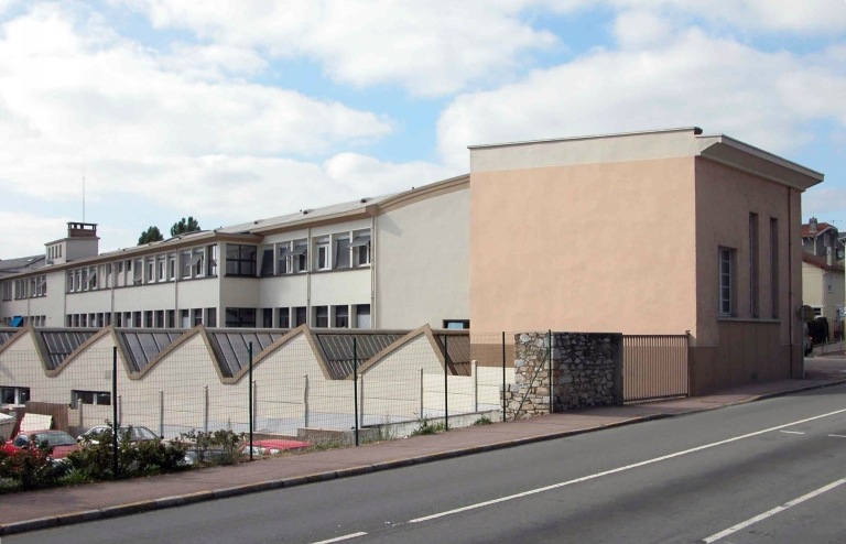 Au premier plan les ateliers construits en 1947 (couverts de sheds et toit terrasse) ; à l'arrière-plan les reconstructions de 1952 (couvertes d'une voûte en béton armé).