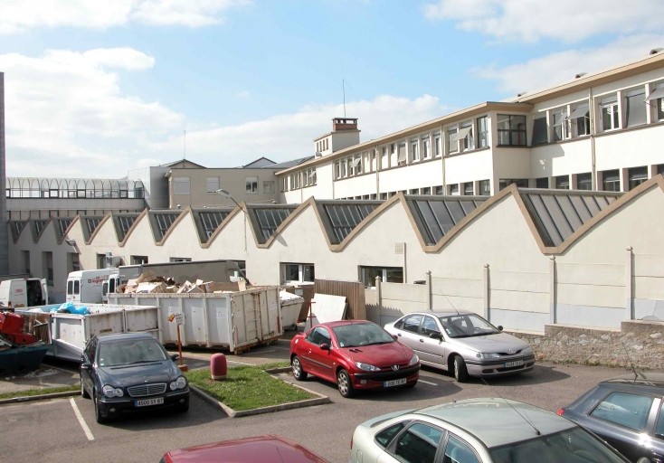 Les ateliers construits en 1947, couverts de sheds.