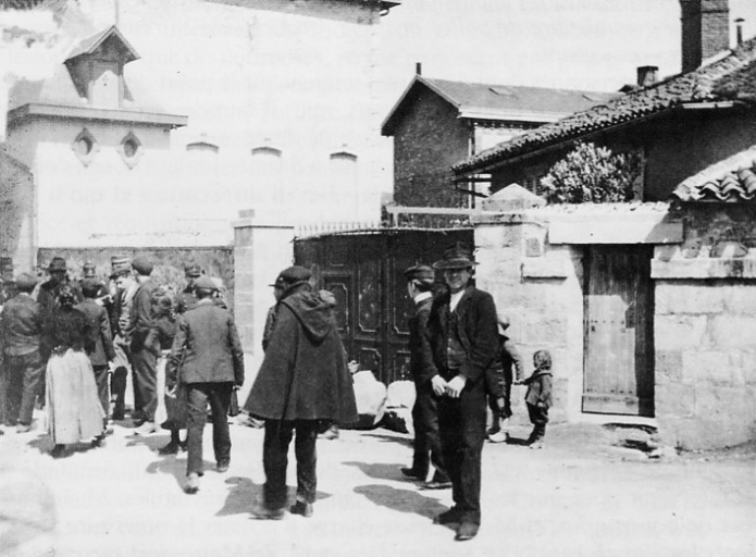 Photographie prise lors des évènements de 1905 : au centre le portail de l'usine, à gauche le logement patronal.