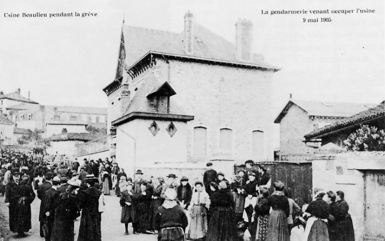 Photographie prise lors des évènements de 1905 : 'Usine Beaulieu pendant la grève - La gendarmerie venant occuper l'usine - 9 mai 1905'.