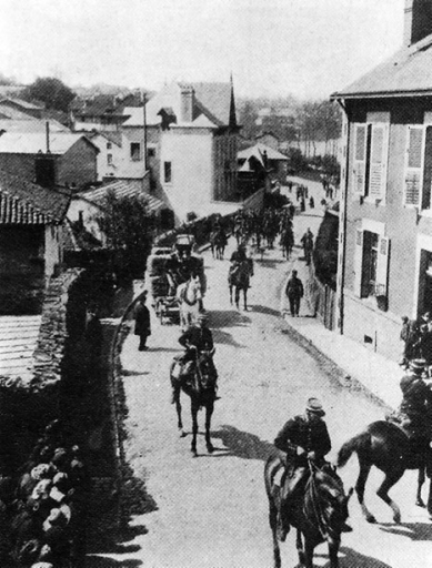 Grève de 1905 : 'Un camion de marchandises de l'usine Beaulieu escorté par la gendarmerie'.