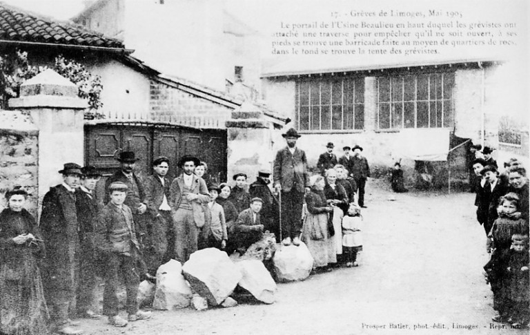 Photographie prise lors des évènements de 1905 : '16 - Grève de Limoges - Mai 1905 - Porte de la maison d'habitation Beaulieu avec les inscriptions mises par les grévistes'.