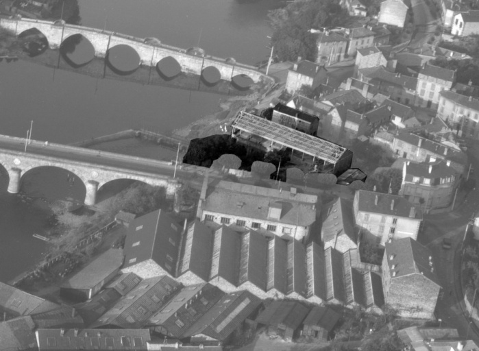 Vue aérienne de l'usine vers 1953 (usine en construction, détourée).