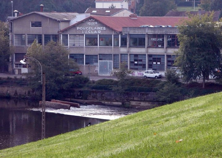 Vue de la façade antérieure de l'usine, depuis la rive droite de la Vienne.