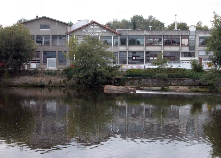 Vue de la façade antérieure de l'usine, depuis la rive droite de la Vienne.
