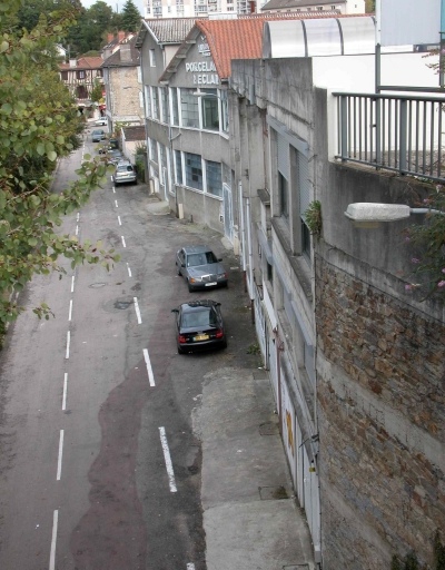 Vue de la façade antérieure de l'usine, depuis le pont de la Révolution.