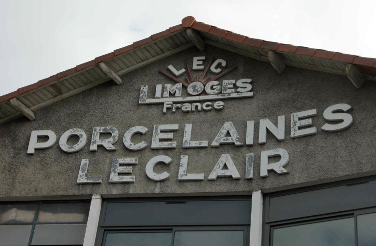Façade antérieure de l'usine : détail du pignon des ateliers construits en 1952.