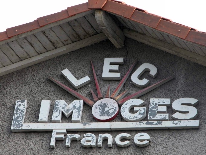 Façade antérieure de l'usine : détail du pignon des ateliers construits en 1952.
