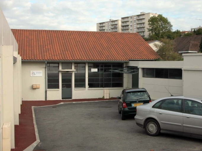 Accès aux ateliers par l'avenue de la Révolution.