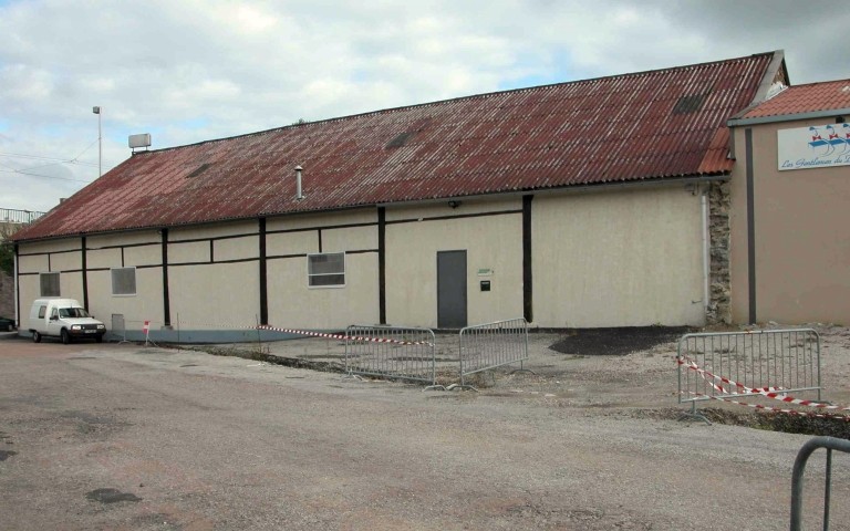 Un des bâtiments de l'usine, en bordure de Vienne.