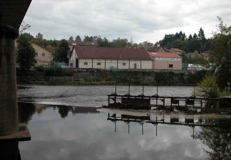 Le site vu depuis la rive droite de la Vienne.