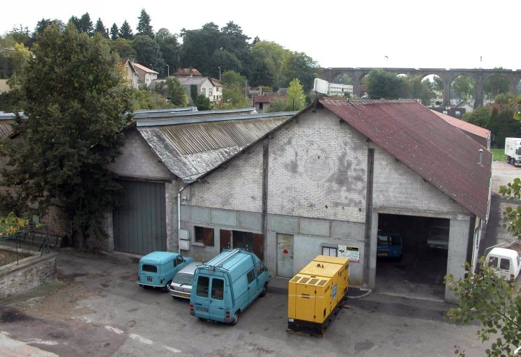 Vue sur les ateliers (pignons nord-est) prise depuis le pont de la Révolution.