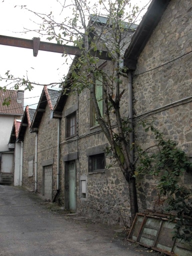 Les ateliers couverts de sheds : pignons nord-est.