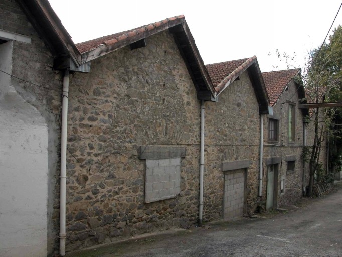 Les ateliers couverts de sheds : pignons nord-est.