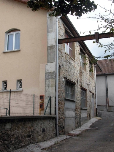Les ateliers adossés à la chaussée de l'avenue de la Révolution.