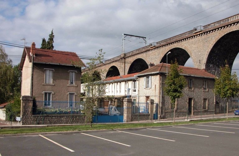 Les anciens ateliers de fabrication d'eaux gazeuses, vus depuis le site de la brasserie.