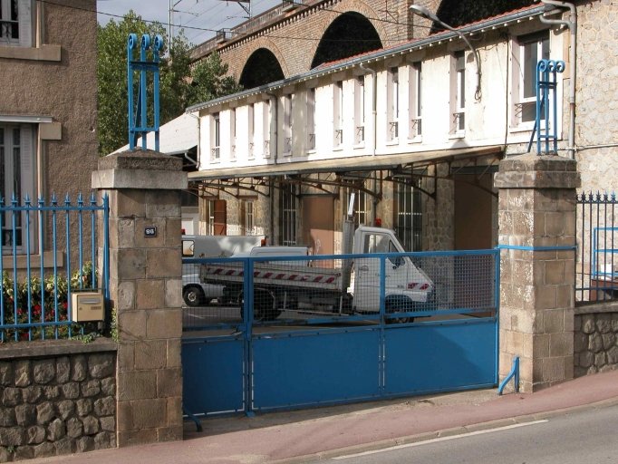 Les anciens ateliers de fabrication d'eaux gazeuses : portail d'entrée et ateliers.