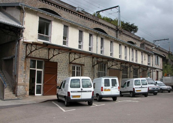 Les anciens ateliers de fabrication d'eaux gazeuses : façade antérieure.