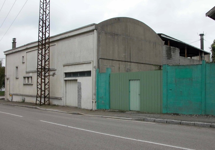 L'aile droite de l'usine vue du sud-ouest.