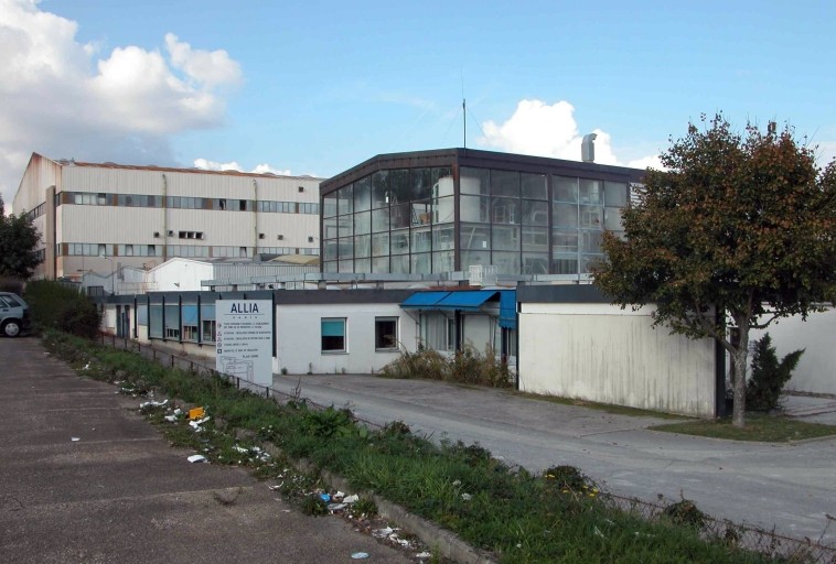 De droite à gauche : les bureaux, l'usine 1 (atelier de préparation de la pâte et ateliers de fabrication), l'usine 2.