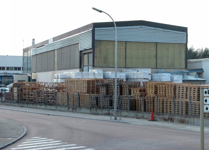 Les silos et les ateliers de préparation de la pâte.