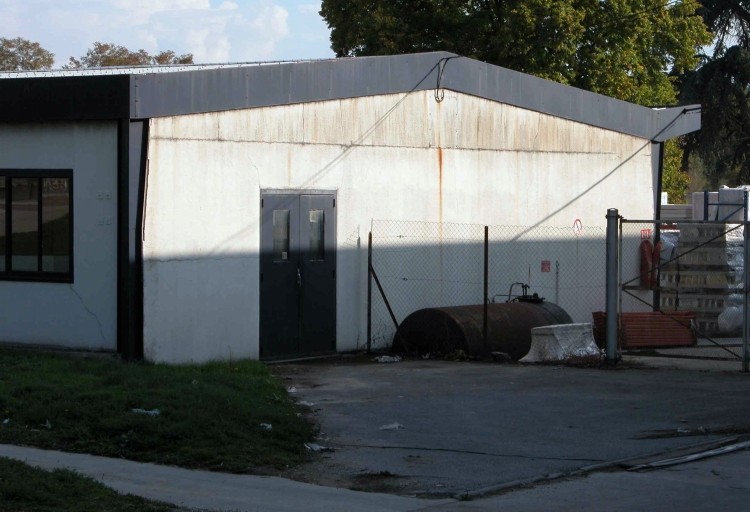 Entrepôts et magasins industriels : détail d'un pignon et de la structure porteuse métallique.