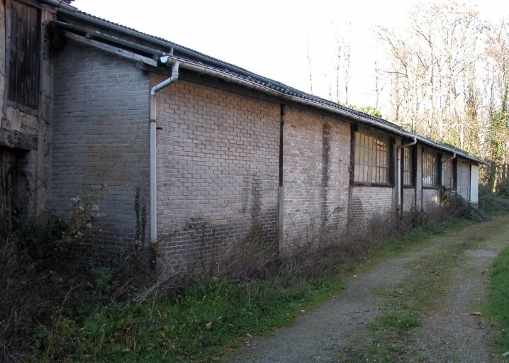 Les bâtiments de l'ancien moulin à kaolin : l'extension en brique accolée à la façade postérieure.