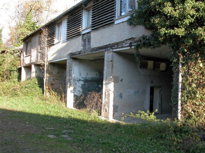 Les bâtiments de l'ancien moulin à kaolin : façade antérieure d'anciens séchoirs.