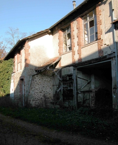 Les bâtiments de l'ancien moulin à kaolin : façade antérieure d'anciens séchoirs (bureaux ou logement).