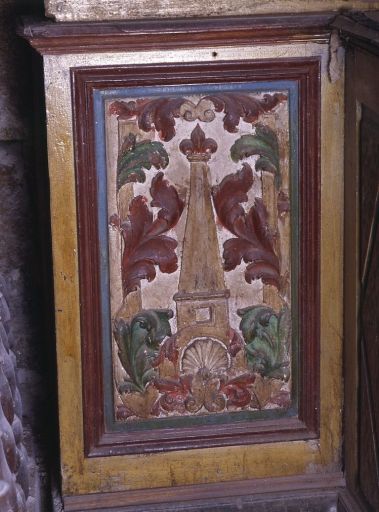 Détail du panneau gauche du soubassement du retable.