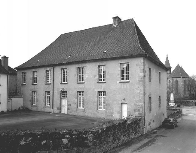 Vue d'ensemble de l'élévation postérieure donnant sur la cour et de l'élévation latérale nord donnant sur la petite rue des Ecoles.