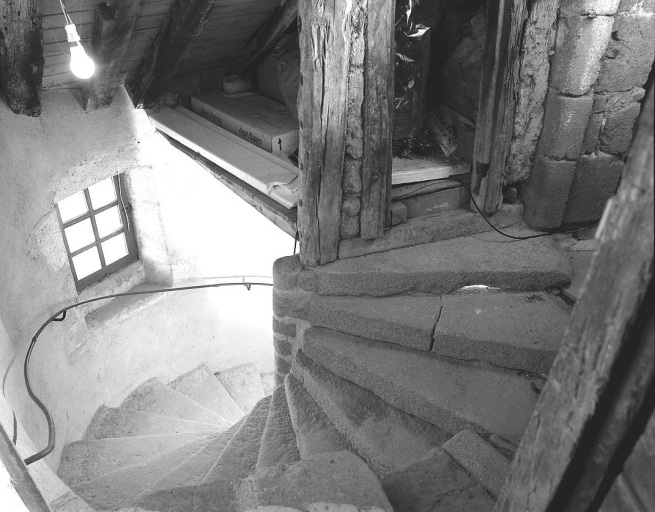 Vue de la cage de l'escalier en vis, au niveau de l'entrée de l'étage des combles.