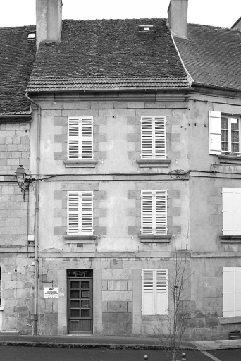 3 rue des Tours de l'Horloge. Maison (AM 51). (Groupe D1). Maison de type urbain, à deux étages carrés ; son élévation antérieure à deux travées, présente une facture 19e, avec ses bandeaux de niveaux et la modénature des appuis de fenêtres.