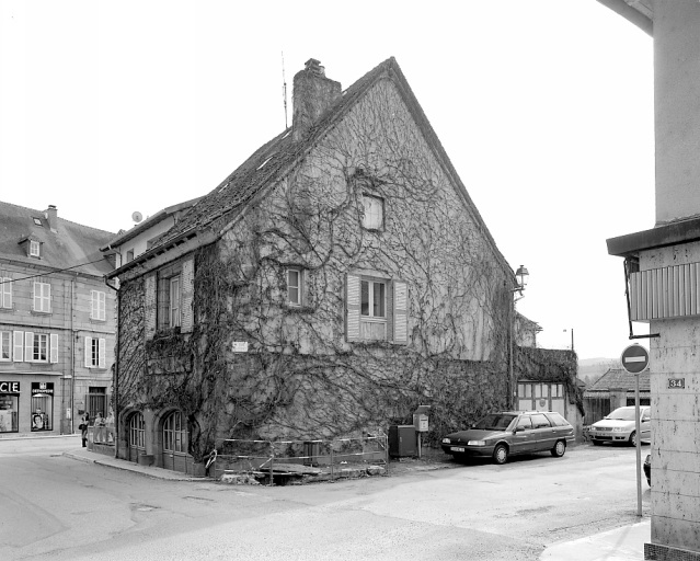 36 Grande Rue, rue des Fossés. Maison (AM 16, 15, 14). Maison antérieure au 18e siècle et comportant des arcades marchandes au rez-de-chaussée.