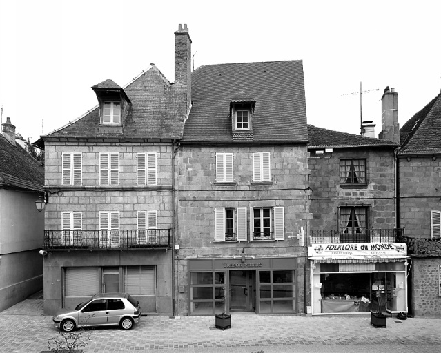 25 Grande Rue, impasse Quinault ; 27, 29 Grande Rue. Vue d'ensemble de trois maisons mitoyennes, de type urbain, antérieures au 18e siècle, à deux étages, avec façade en pierre de taille et bâties sur un parcellaire médiéval. Le n°25, bâti sur une parcelle d'angle, comporte une tour d'escalier sur son élévation donnant sur l'impasse (groupe D2). Les n° 27 et 29 (groupe D1) présentent une rupture de l'alignement de leurs façades, déjà visible sur le plan d'alignement de 1822.