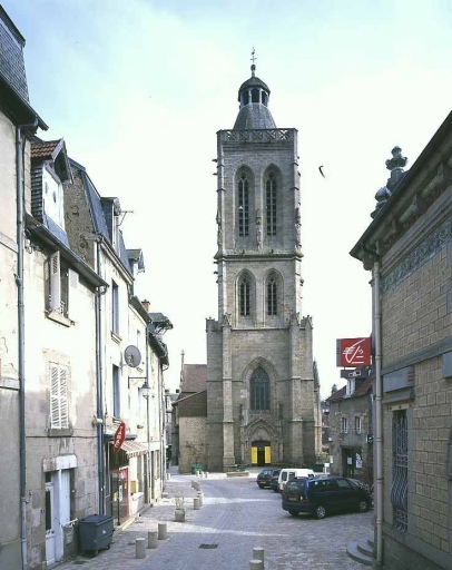 Vue d'ensemble depuis l'ouest, montrant l'ensemble de l'élévation du clocher.