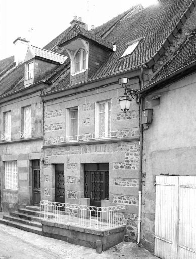 13 rue du Château. Maison (AI 243). Maison construite au cours de la deuxième moitié du 19e siècle ; son élévation construite en moellons est caractérisée par l'emploi de grands blocs de granite, monolithes et horizontaux localisés dans la largeur des travées et s'intégrant dans les encadrement des baies.