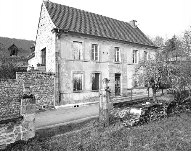 31 rue Coudert. Maison (AK 398). (Groupe E1). Vue d'ensemble de l'élévation antérieure à cinq travées ; la travée centrale, traitée en pierre de taille, est ornée d'une petite niche. Au premier plan est visible le portail, avec piles en pierre, menant au jardin.