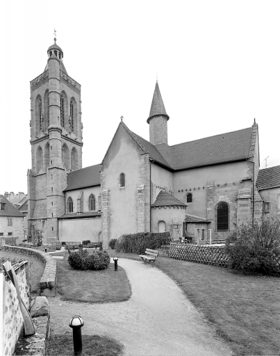 Vue d'ensemble de l'élévation sud, prise après la restauration de l'église ; au premier plan s'étend le jardin aménagé à l'emplacement de l'ancien cloître.