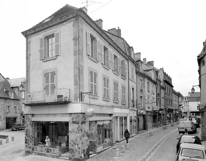 Grande rue. Vue d'ensemble, depuis le sud, d'un îlot de maisons situées en enfilade, sur des parcelles entièrement bâties d'origine médiévale. Ces maisons ont été entièrement remaniées à la fin du 19e siècle (démolition 'd'auvents', similaires à ceux des maisons démolies pour la construction de la halle et reconstruction de la façade sur rue).