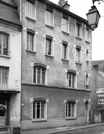 Vue d'ensemble d'un immeuble occupé en partie par un atelier de tapissier et tissage (Sulpice Leclerc).