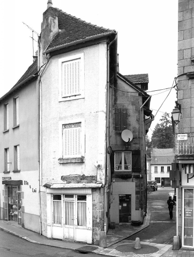 1 Place Courtaud, rue des Tours de l'Horloge ; rue des Tours de l'Horloge, 2 route d'Aubusson. Maisons (AM 59, 60). (Groupe D1). Vue des élévations tronquées à la fin du 19e siècle, au moment du percement de la route d'Aubusson.