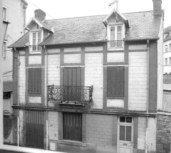 3 route d'Aubusson. Maison (AI 208) ; le rez-de-chaussée abritait un atelier de maréchal-ferrant. Vue d'ensemble de l'élévation avec emploi de briques pour les encadrements de baies et les chaînages d'angle.