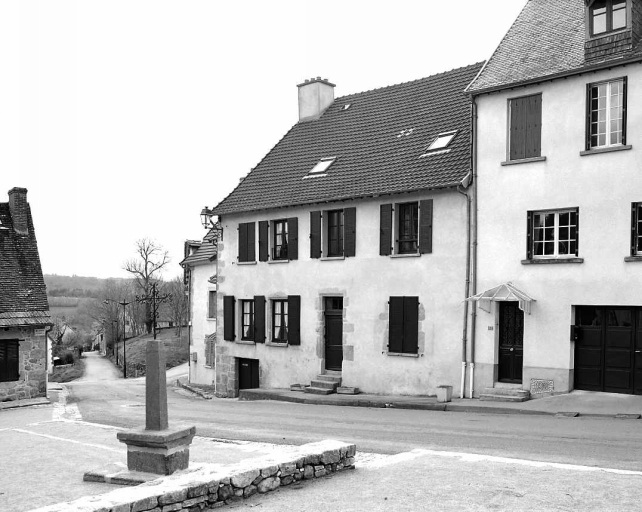 55 rue de Beaumont. Maison (AK 115, 116). (Groupe E1). Vue d'ensemble de l'élévation antérieure à quatre travées, avec porte d'accès à un étage de soubassement.