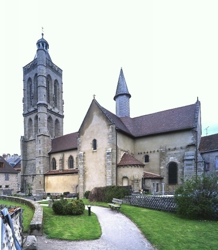 Vue d'ensemble de l'élévation sud, avec au premier plan, le jardin aménagé à l'emplacement de l'ancien cloître et de l'ancien cimetière.