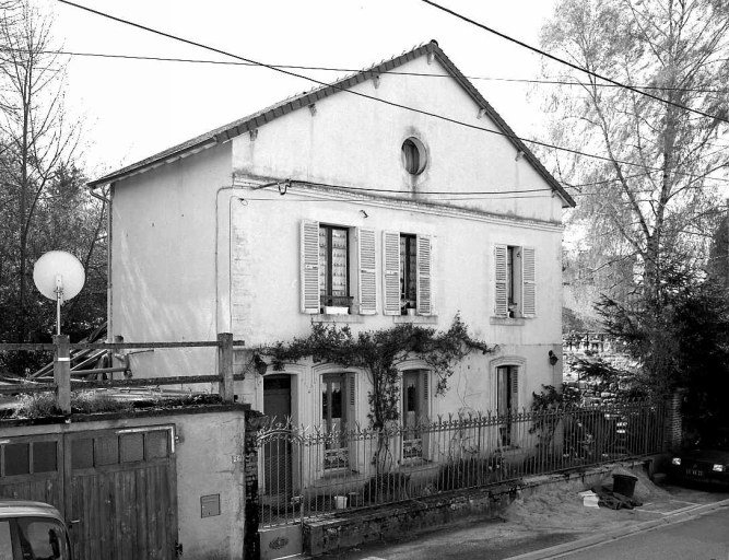 25 Route de Tulle. Maison (AL 278). Maison avec mur pignon en façade et étage de comble ; cet étage, éclairé par un oculus, abritait un atelier de peintre cartonnier.