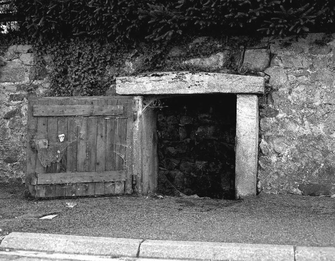 Fontaine située entre le n° 25 et 29 de la route de Tulle. Vue d'ensemble.